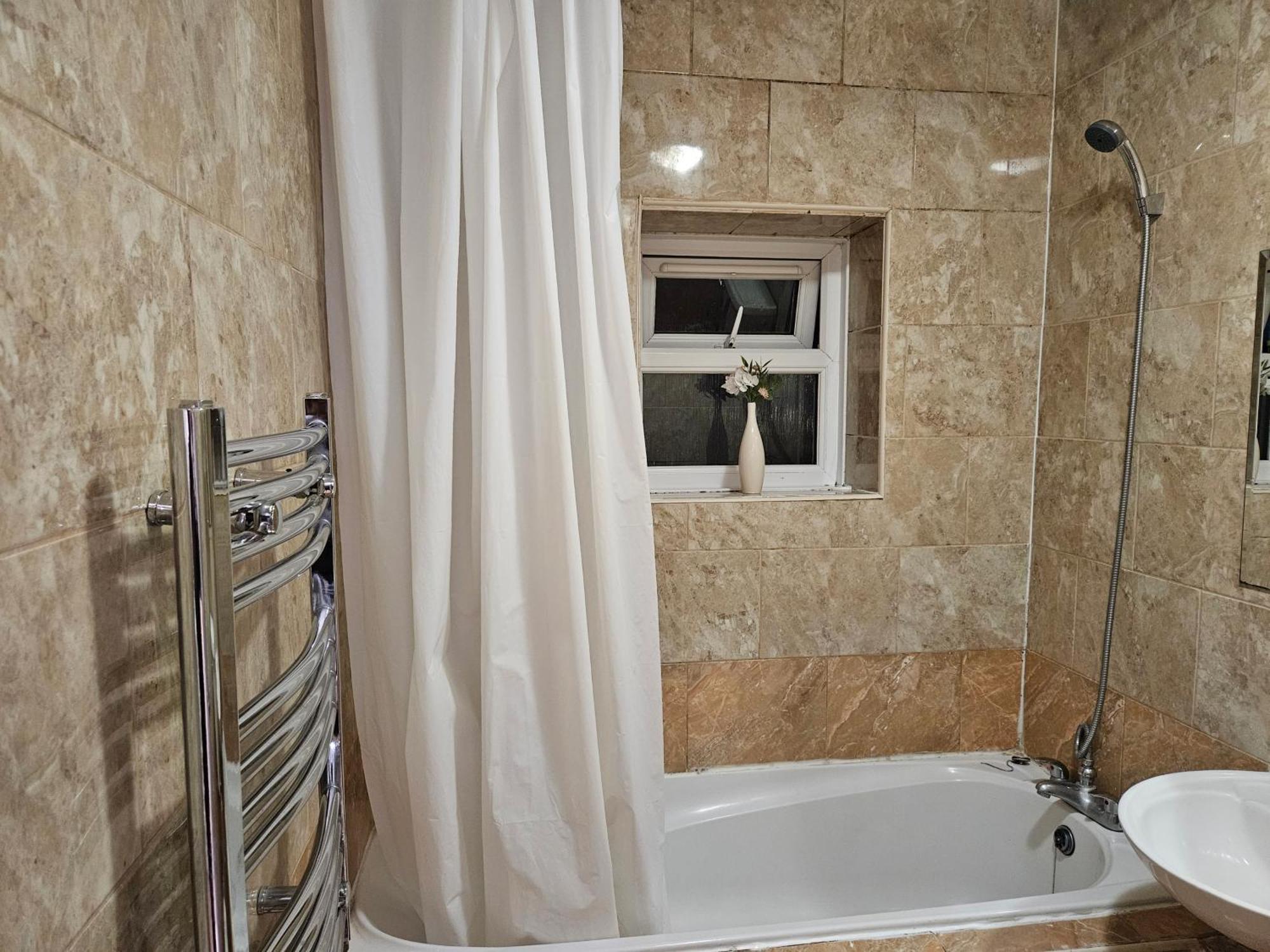 Apartment Mitcham Junction - 2 Bed - Sleeps 6 London