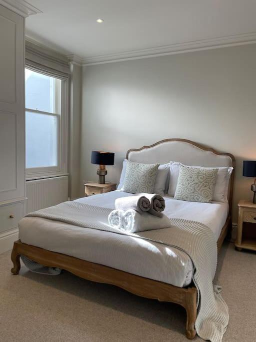 Luxurious 2-bedroom With Rooftop Terrace, Gourmet Kitchen & Fireplace Apartment