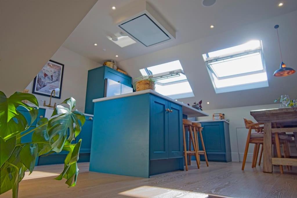 Luxurious 2-bedroom With Rooftop Terrace, Gourmet Kitchen & Fireplace Londres