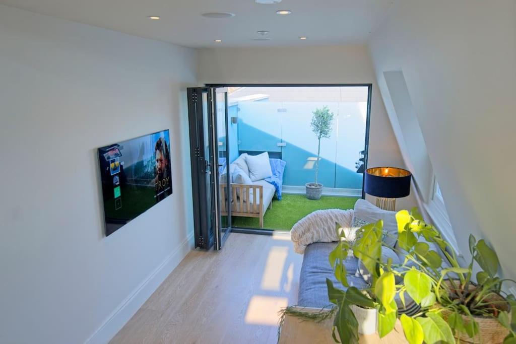 Luxurious 2-bedroom With Rooftop Terrace, Gourmet Kitchen & Fireplace Londres