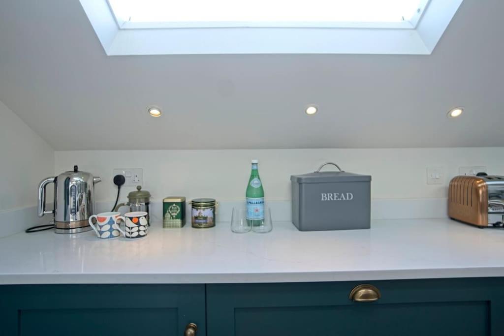 Luxurious 2-bedroom With Rooftop Terrace, Gourmet Kitchen & Fireplace Apartment London