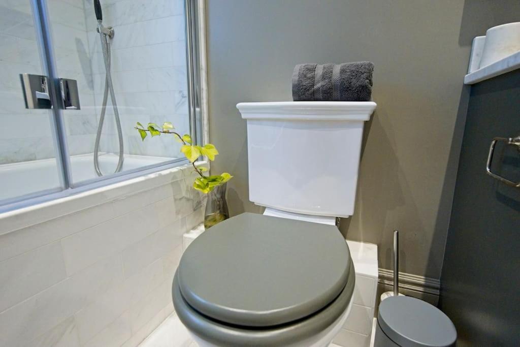 Apartamento Luxurious 2-bedroom With Rooftop Terrace, Gourmet Kitchen & Fireplace *