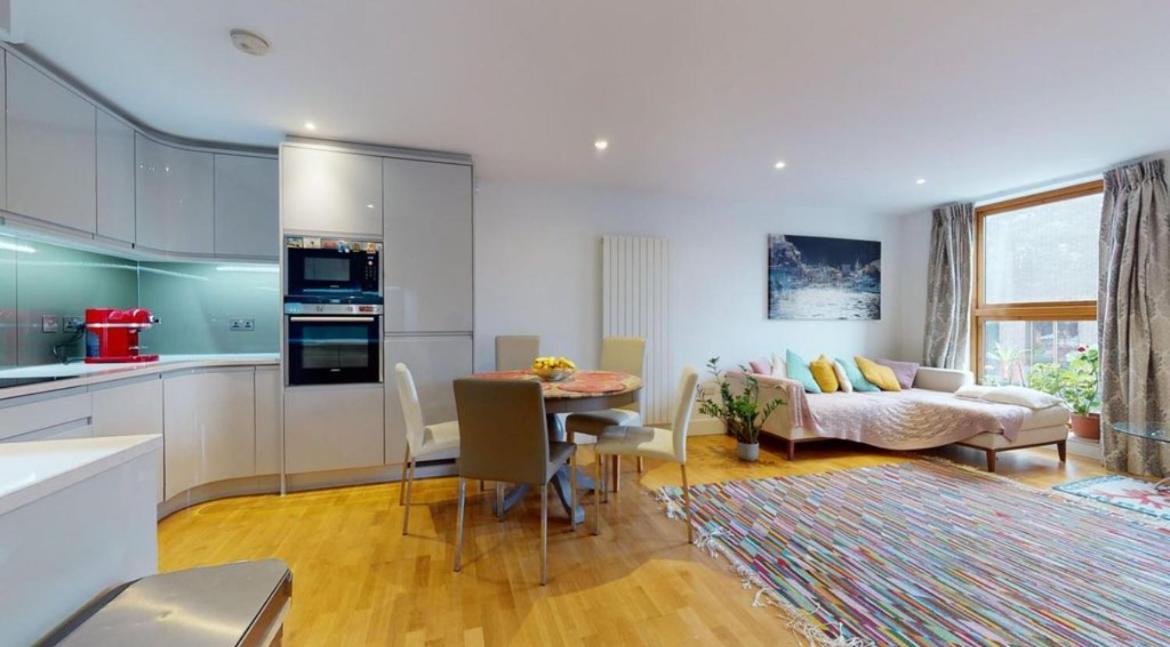 Modern Near Regents Park Apartment