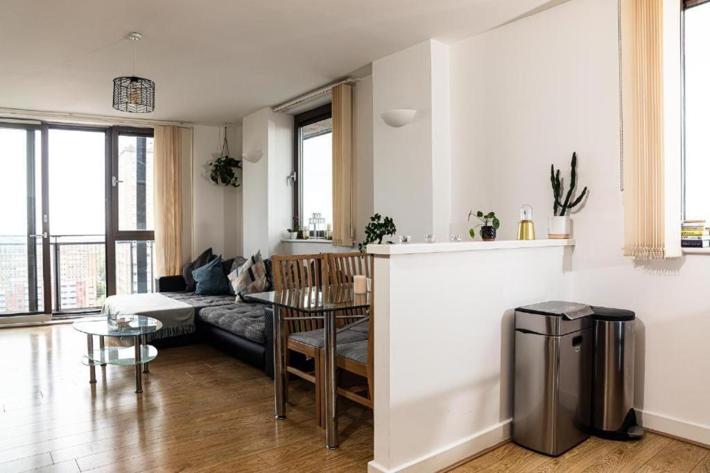 Whitechapel Two Bedroom Luxury - Free Private Parking - Views London