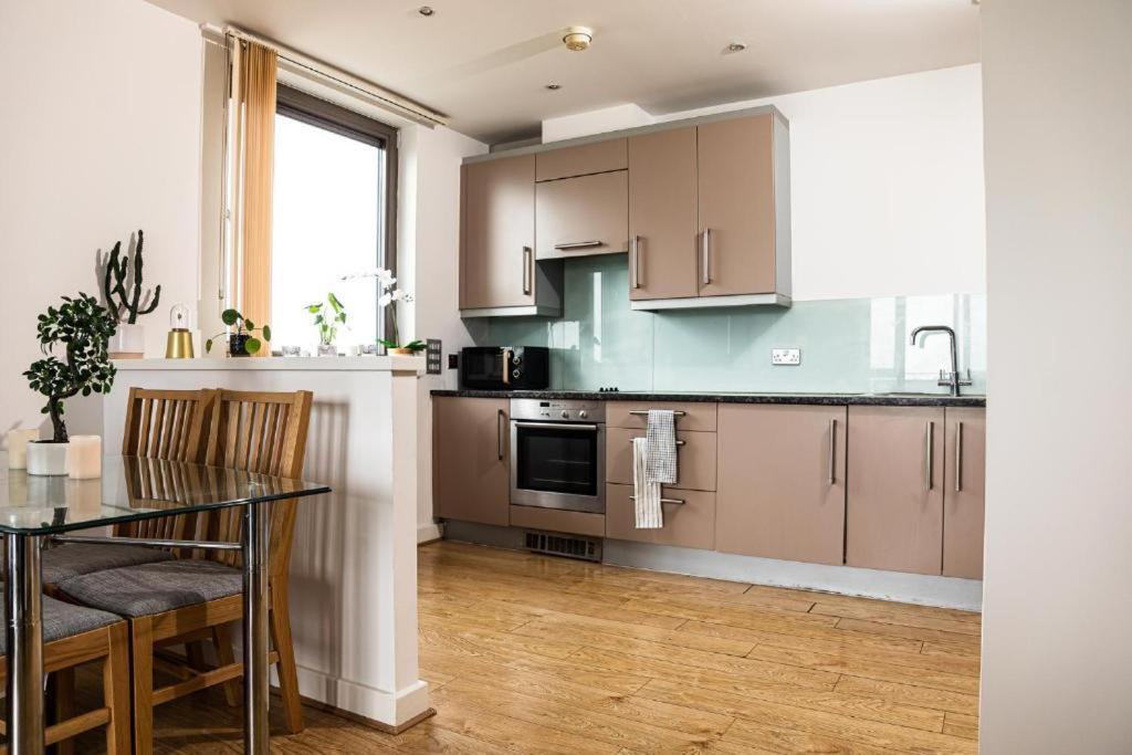 Whitechapel Two Bedroom Luxury - Free Private Parking - Views Apartment *