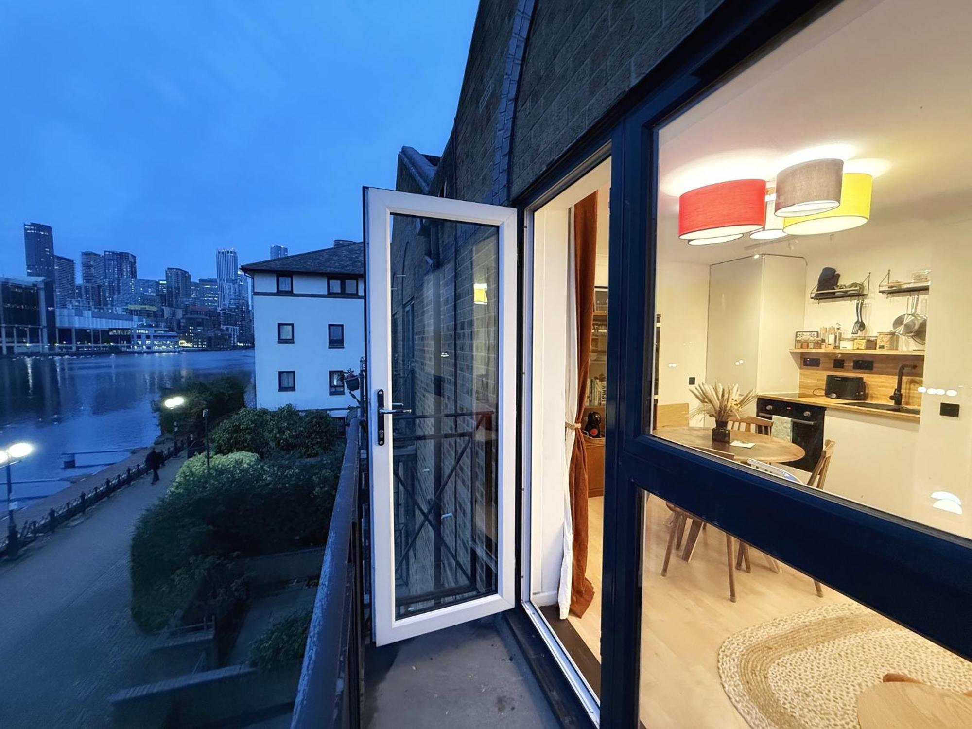 Canary Wharf Waterside Flat London