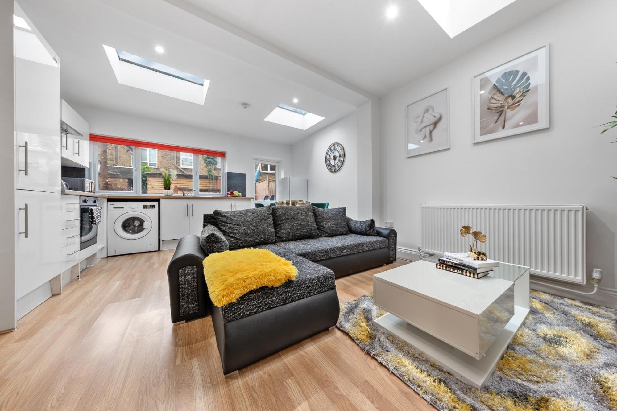 Apartment Chic & Spacious 2 Bedroom Haven In Zone 2-15 Mins To Central London- Garden & Parking Available! 5 Beds-Sleeps 6 People- Instant Book & Self Check-In! Save 20 Percent On Stays Of 7 Nights Or More ! London