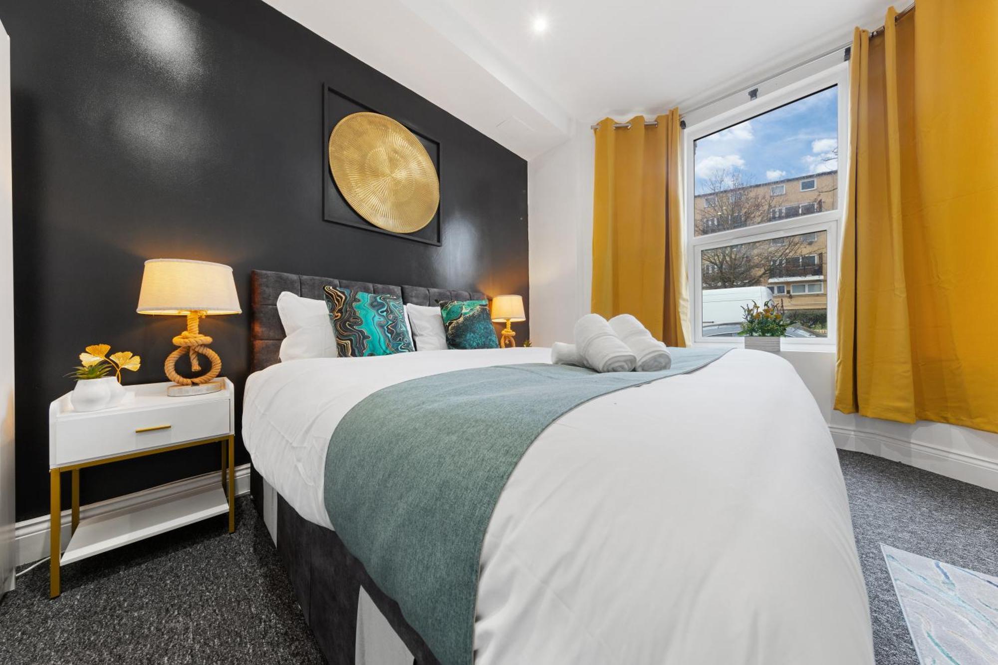 Chic & Spacious 2 Bedroom Haven In Zone 2-15 Mins To Central London- Garden & Parking Available! 5 Beds-Sleeps 6 People- Instant Book & Self Check-In! Save 20 Percent On Stays Of 7 Nights Or More ! Apartment *