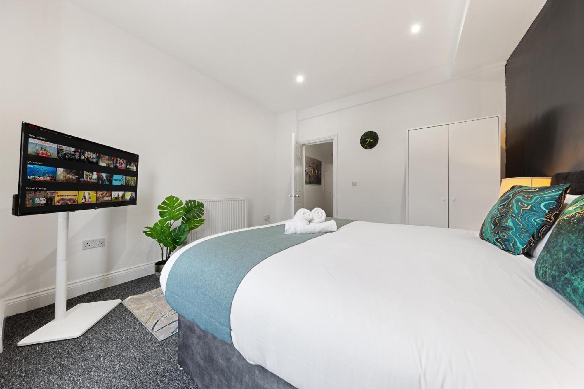 Apartment Chic & Spacious 2 Bedroom Haven In Zone 2-15 Mins To Central London- Garden & Parking Available! 5 Beds-Sleeps 6 People- Instant Book & Self Check-In! Save 20 Percent On Stays Of 7 Nights Or More ! London