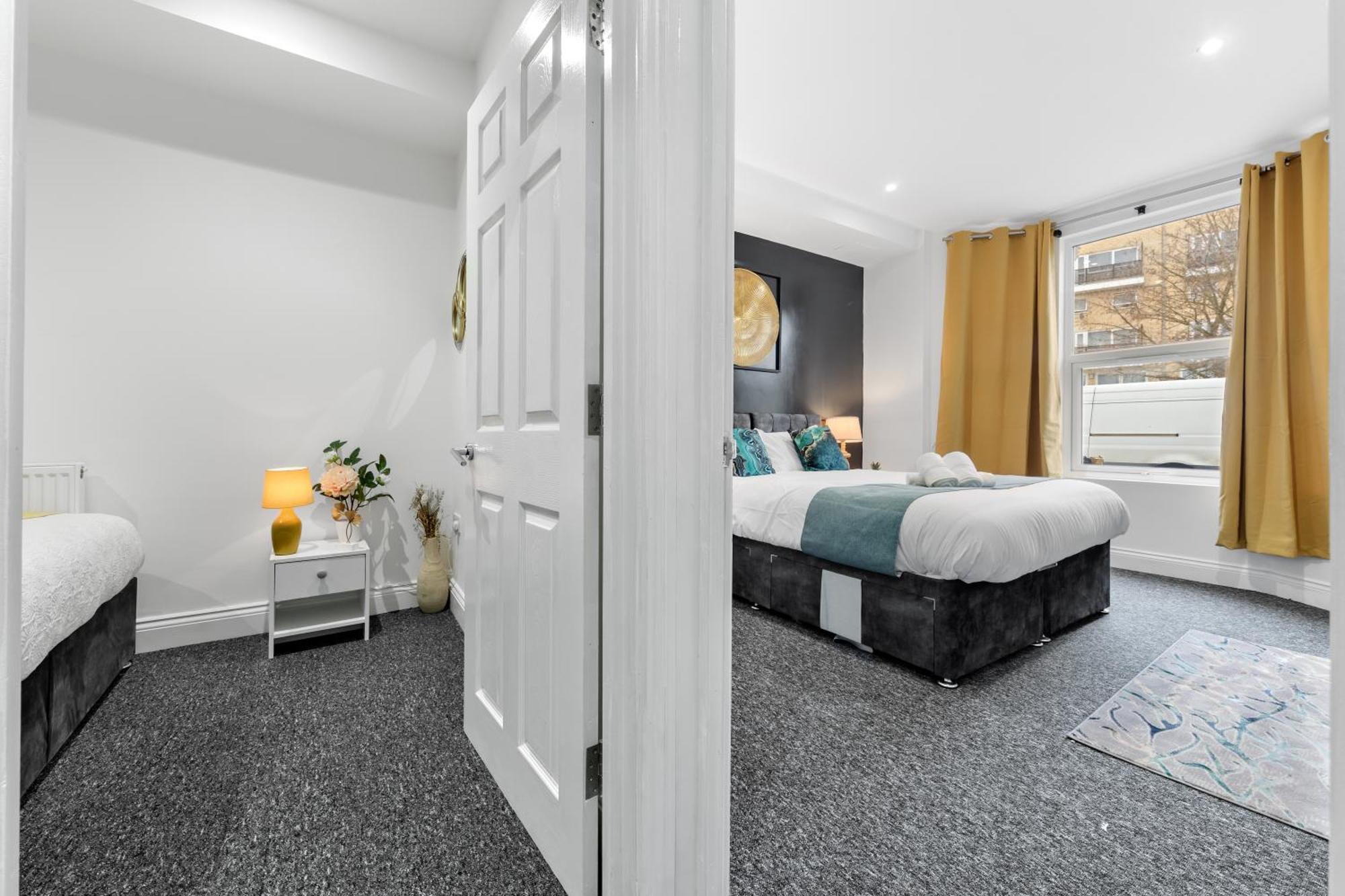Chic & Spacious 2 Bedroom Haven In Zone 2-15 Mins To Central London- Garden & Parking Available! 5 Beds-Sleeps 6 People- Instant Book & Self Check-In! Save 20 Percent On Stays Of 7 Nights Or More ! * London