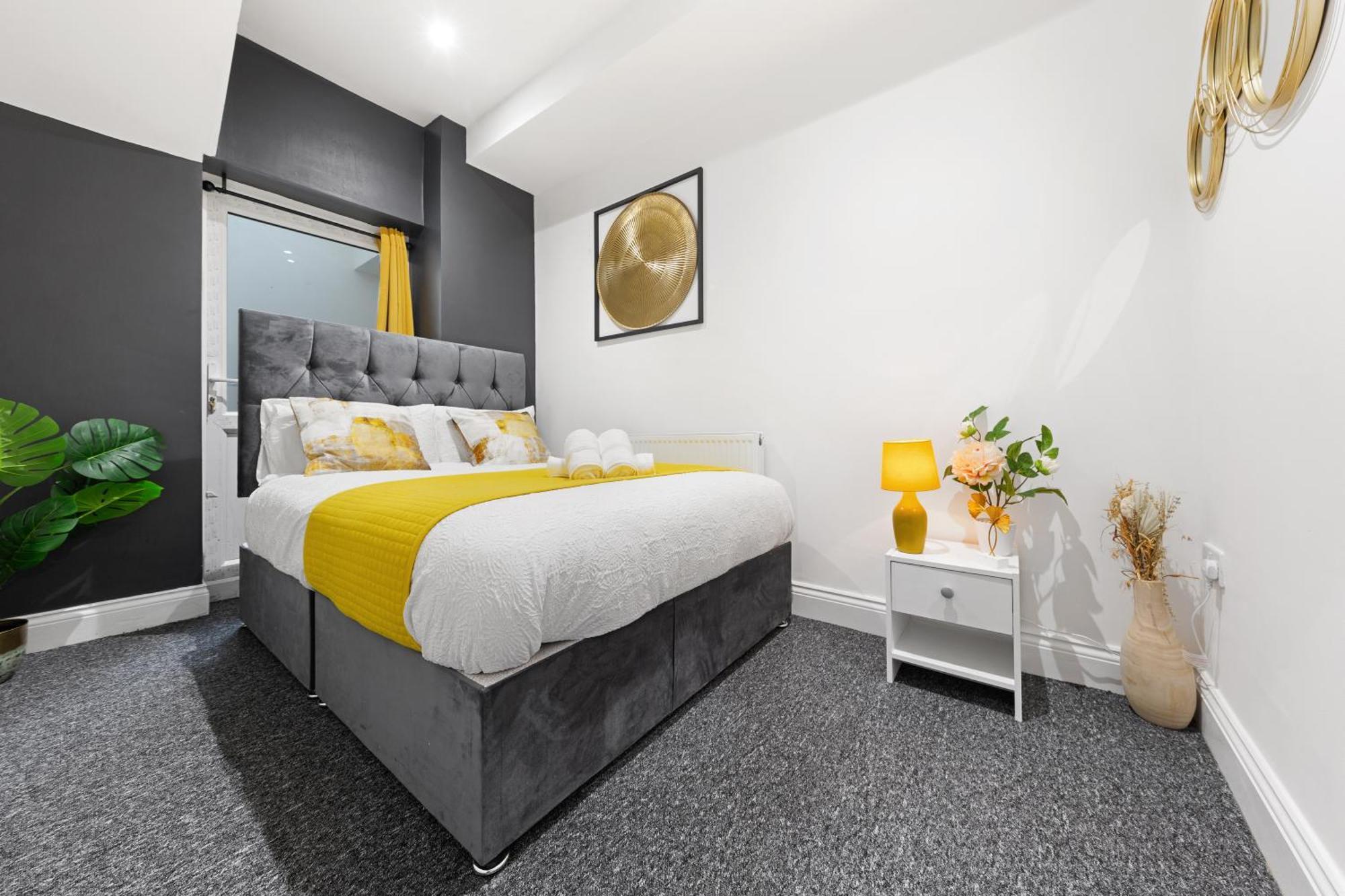 Large & Stunning 2 Bed Flat In Zone 2- 15 Minutes From With Garden & Parking! 20 Percent Off Long Stays! 5 Separate Beds & Sleeps 6! Instant Book! Self-check-in! Apartment