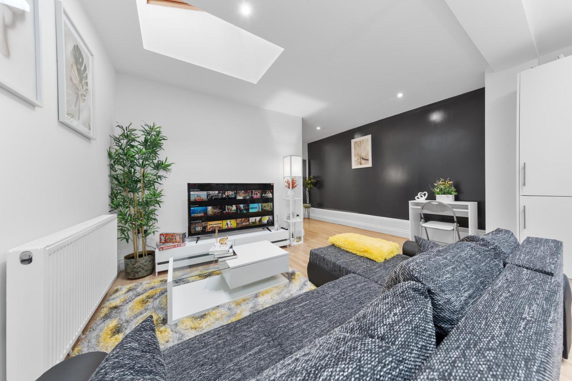 Apartment Large & Stunning 2 Bed Flat In Zone 2- 15 Minutes From With Garden & Parking! 20 Percent Off Long Stays! 5 Separate Beds & Sleeps 6! Instant Book! Self-check-in!