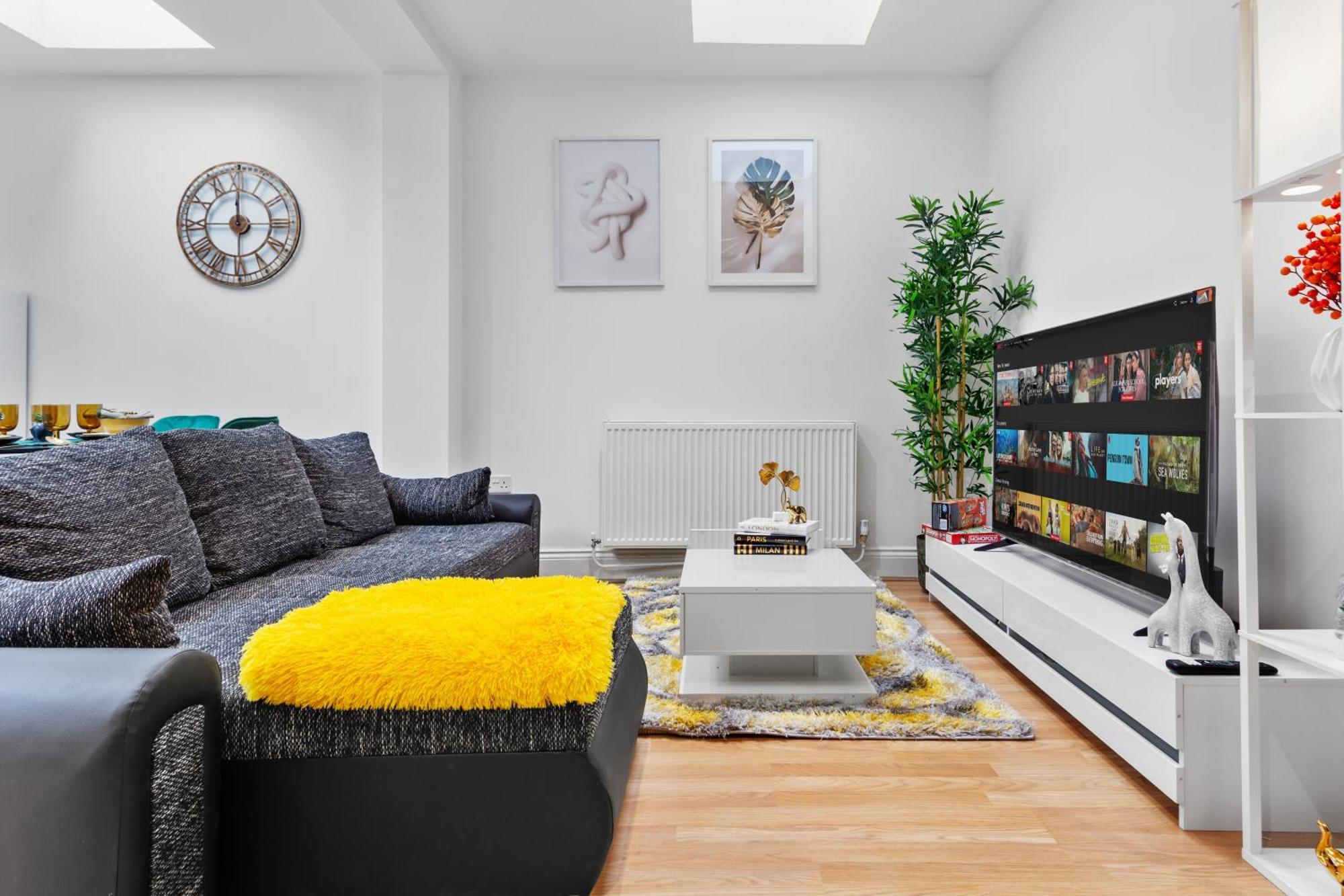 Large & Stunning 2 Bed Flat In Zone 2- 15 Minutes From With Garden & Parking! 20 Percent Off Long Stays! 5 Separate Beds & Sleeps 6! Instant Book! Self-check-in! Apartment *