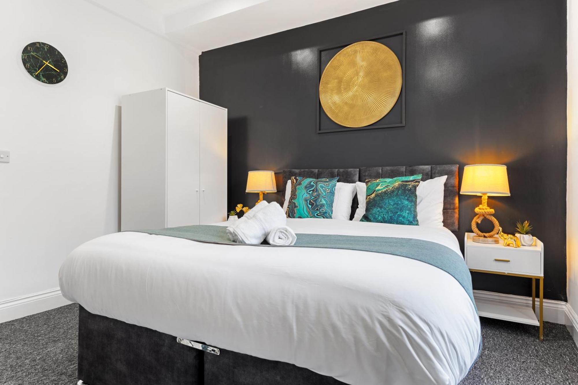 Apartment Large & Stunning 2 Bed Flat In Zone 2- 15 Minutes From With Garden & Parking! 20 Percent Off Long Stays! 5 Separate Beds & Sleeps 6! Instant Book! Self-check-in! *