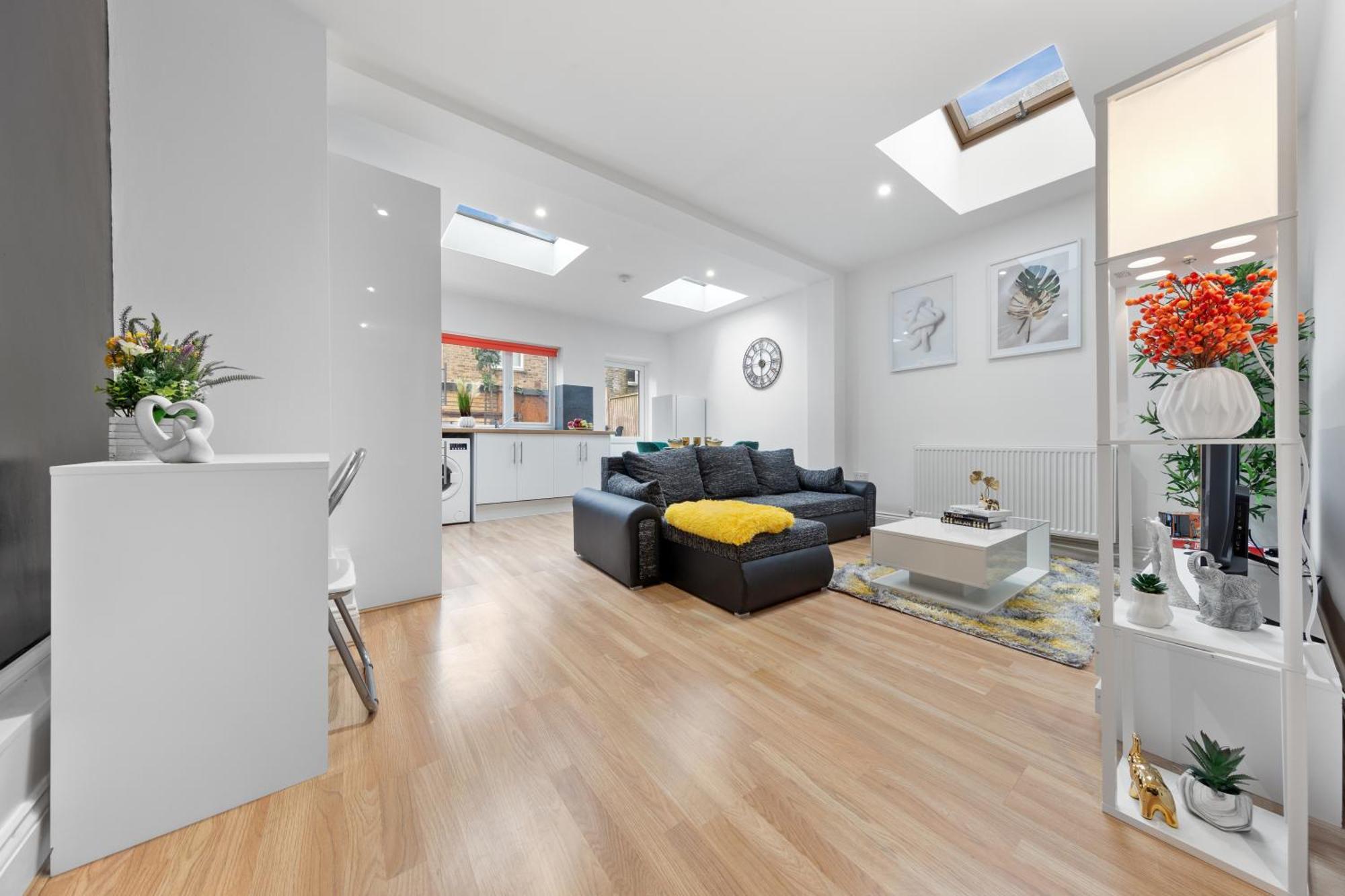 Large & Stunning 2 Bed Flat In Zone 2- 15 Minutes From With Garden & Parking! 20 Percent Off Long Stays! 5 Separate Beds & Sleeps 6! Instant Book! Self-check-in! Apartment London