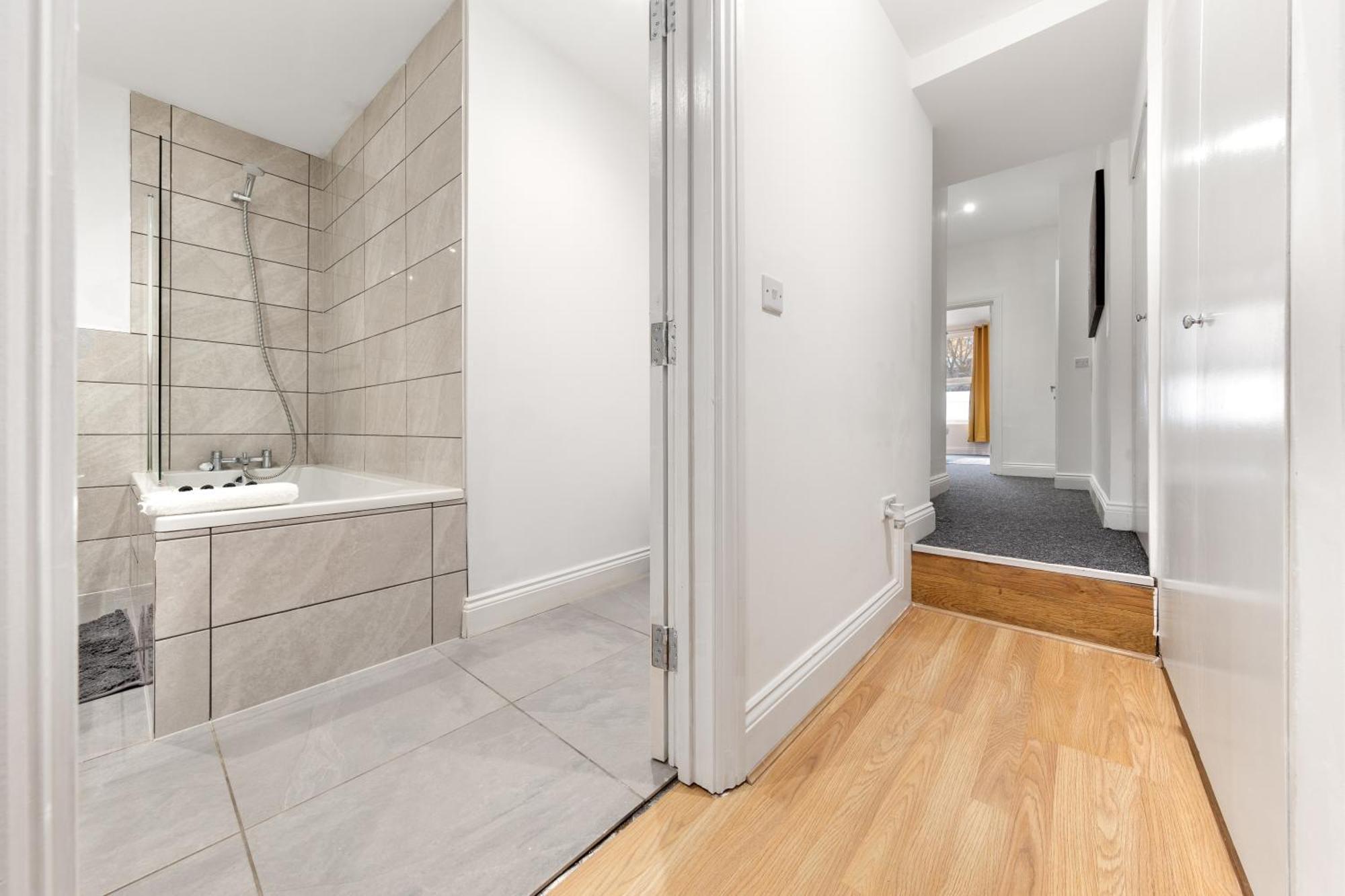 Apartment Large & Stunning 2 Bed Flat In Zone 2- 15 Minutes From With Garden & Parking! 20 Percent Off Long Stays! 5 Separate Beds & Sleeps 6! Instant Book! Self-check-in! London