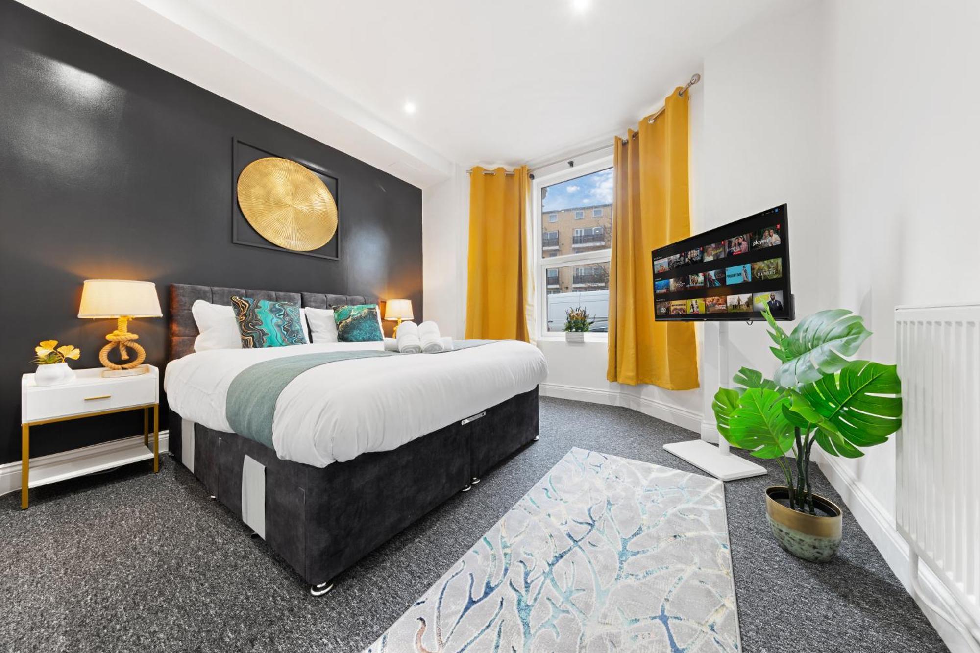 Large & Stunning 2 Bed Flat In Zone 2- 15 Minutes From With Garden & Parking! 20 Percent Off Long Stays! 5 Separate Beds & Sleeps 6! Instant Book! Self-check-in! London