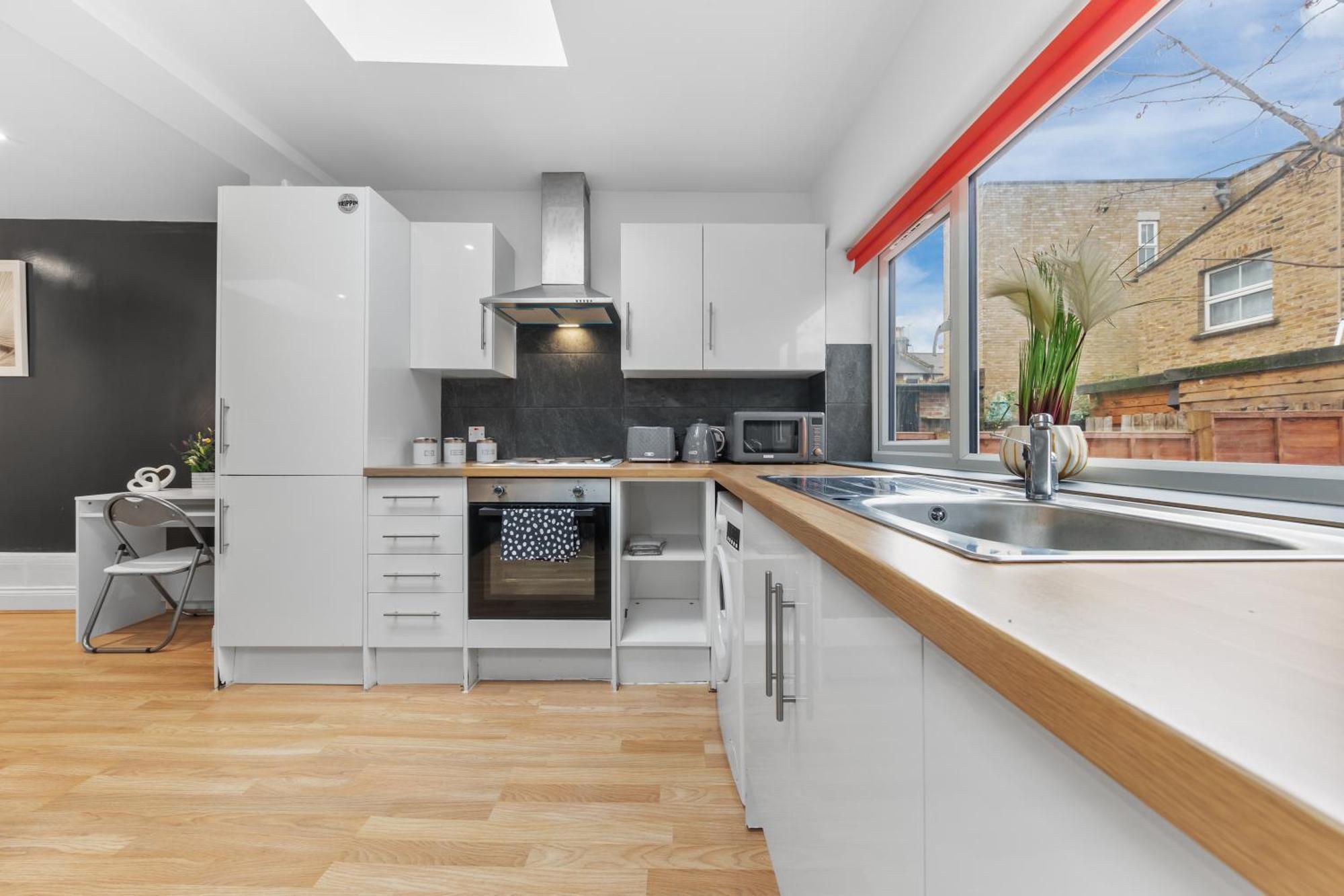 Chic & Spacious 2 Bedroom Haven In Zone 2-15 Mins To Central London- Garden & Parking Available! 5 Beds-Sleeps 6 People- Instant Book & Self Check-In! Save 20 Percent On Stays Of 7 Nights Or More ! *