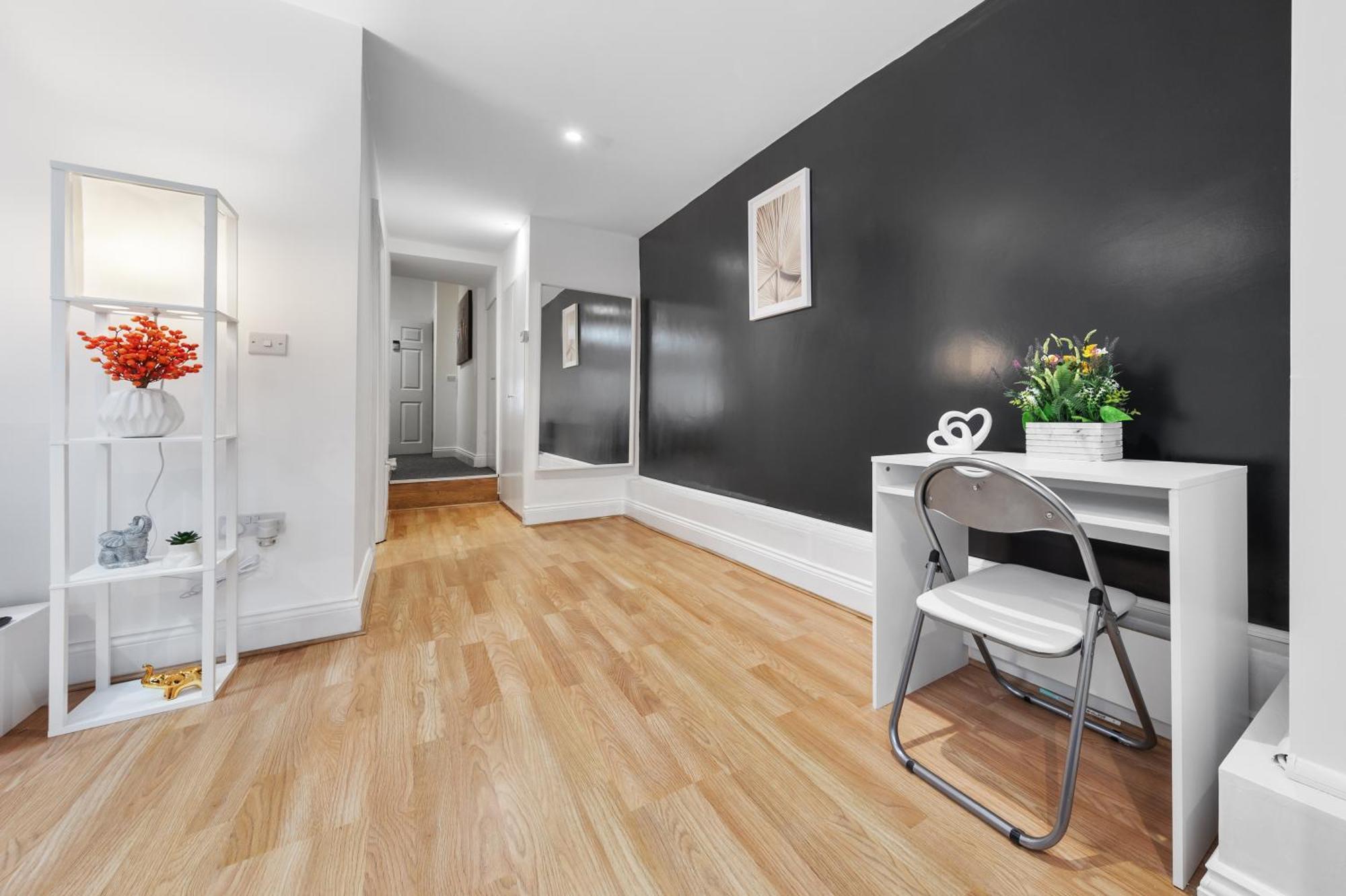 Chic & Spacious 2 Bedroom Haven In Zone 2-15 Mins To Central London- Garden & Parking Available! 5 Beds-Sleeps 6 People- Instant Book & Self Check-In! Save 20 Percent On Stays Of 7 Nights Or More ! Apartment London