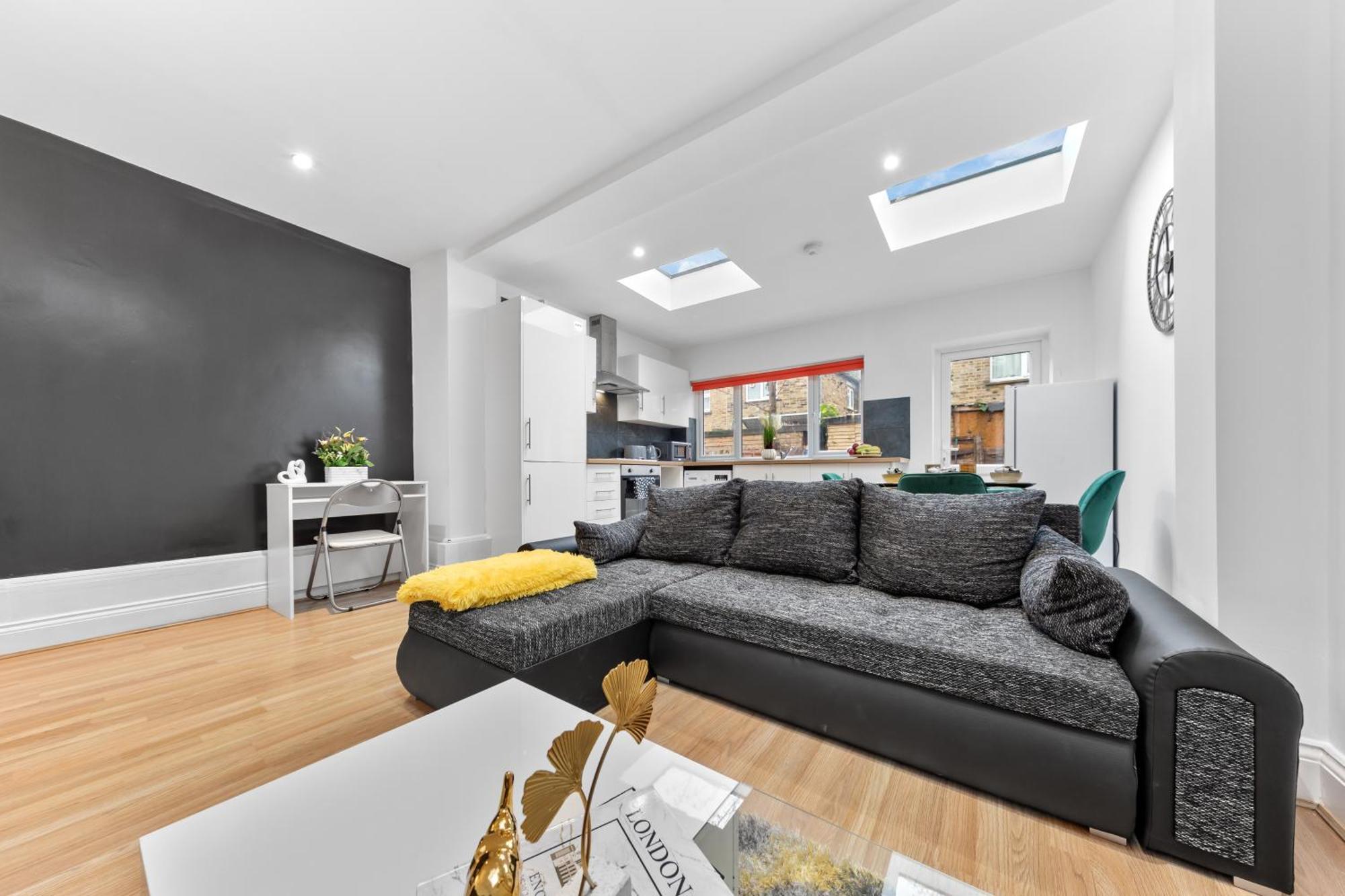 Large & Stunning 2 Bed Flat In Zone 2- 15 Minutes From With Garden & Parking! 20 Percent Off Long Stays! 5 Separate Beds & Sleeps 6! Instant Book! Self-check-in! *