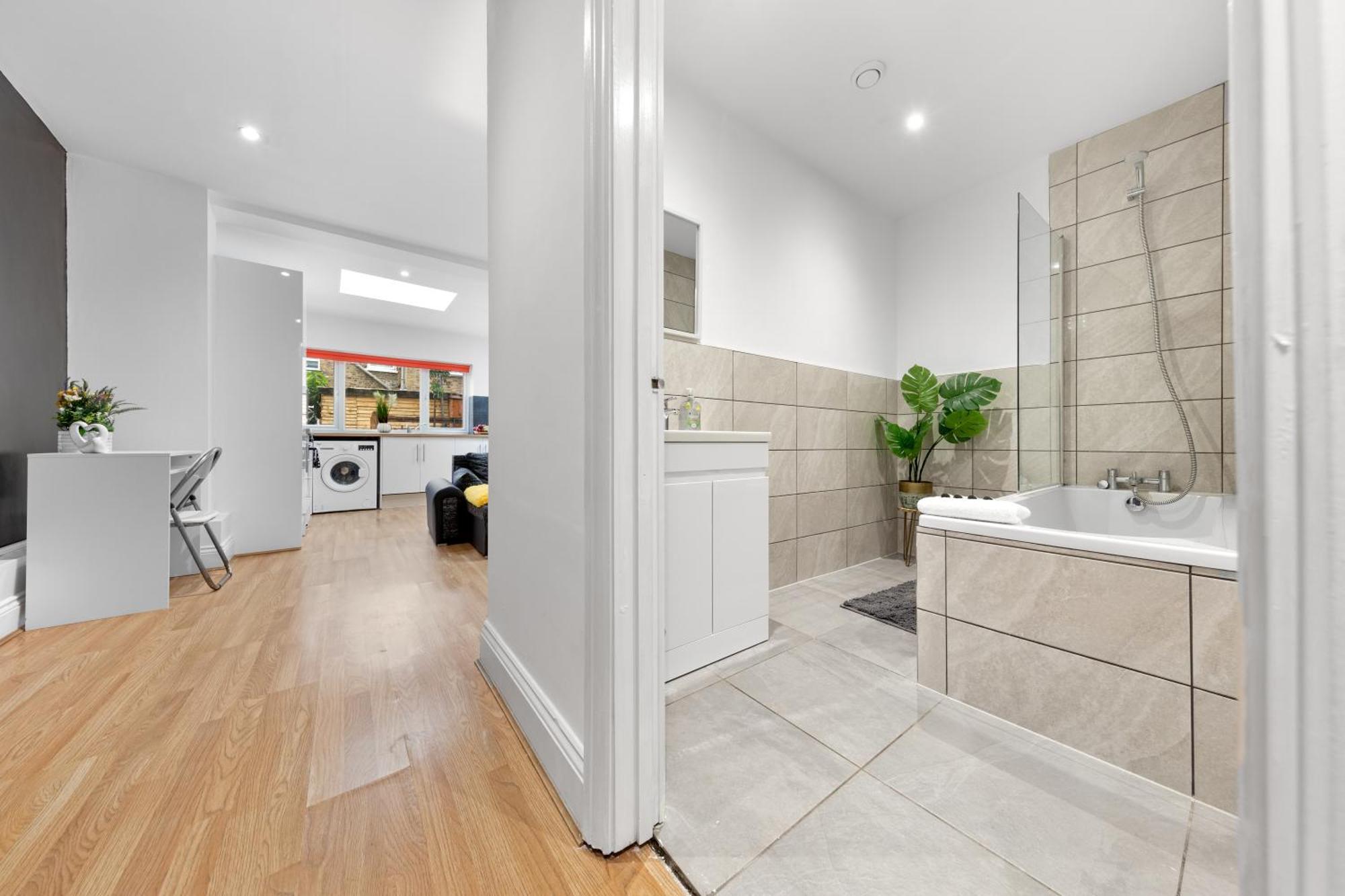 Chic & Spacious 2 Bedroom Haven In Zone 2-15 Mins To Central London- Garden & Parking Available! 5 Beds-Sleeps 6 People- Instant Book & Self Check-In! Save 20 Percent On Stays Of 7 Nights Or More ! Apartment