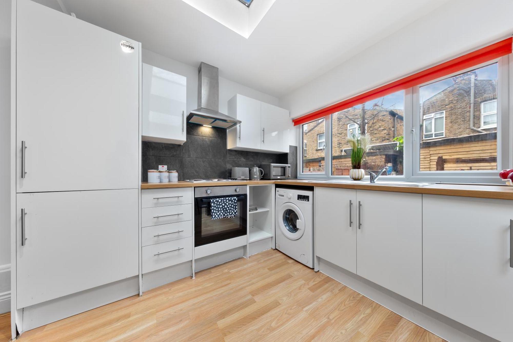 Chic & Spacious 2 Bedroom Haven In Zone 2-15 Mins To Central London- Garden & Parking Available! 5 Beds-Sleeps 6 People- Instant Book & Self Check-In! Save 20 Percent On Stays Of 7 Nights Or More ! Apartment London