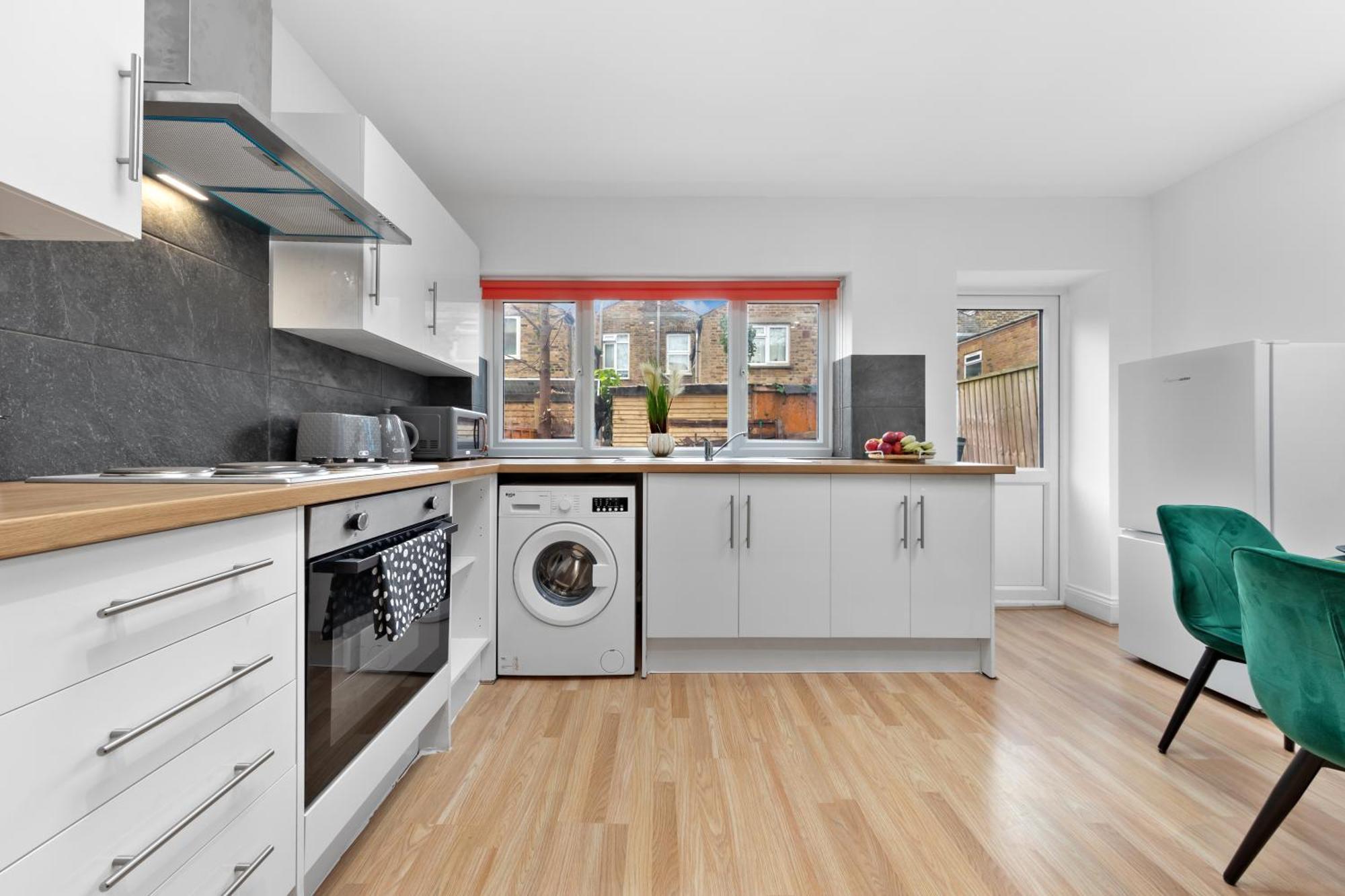 Apartment Large & Stunning 2 Bed Flat In Zone 2- 15 Minutes From With Garden & Parking! 20 Percent Off Long Stays! 5 Separate Beds & Sleeps 6! Instant Book! Self-check-in! *