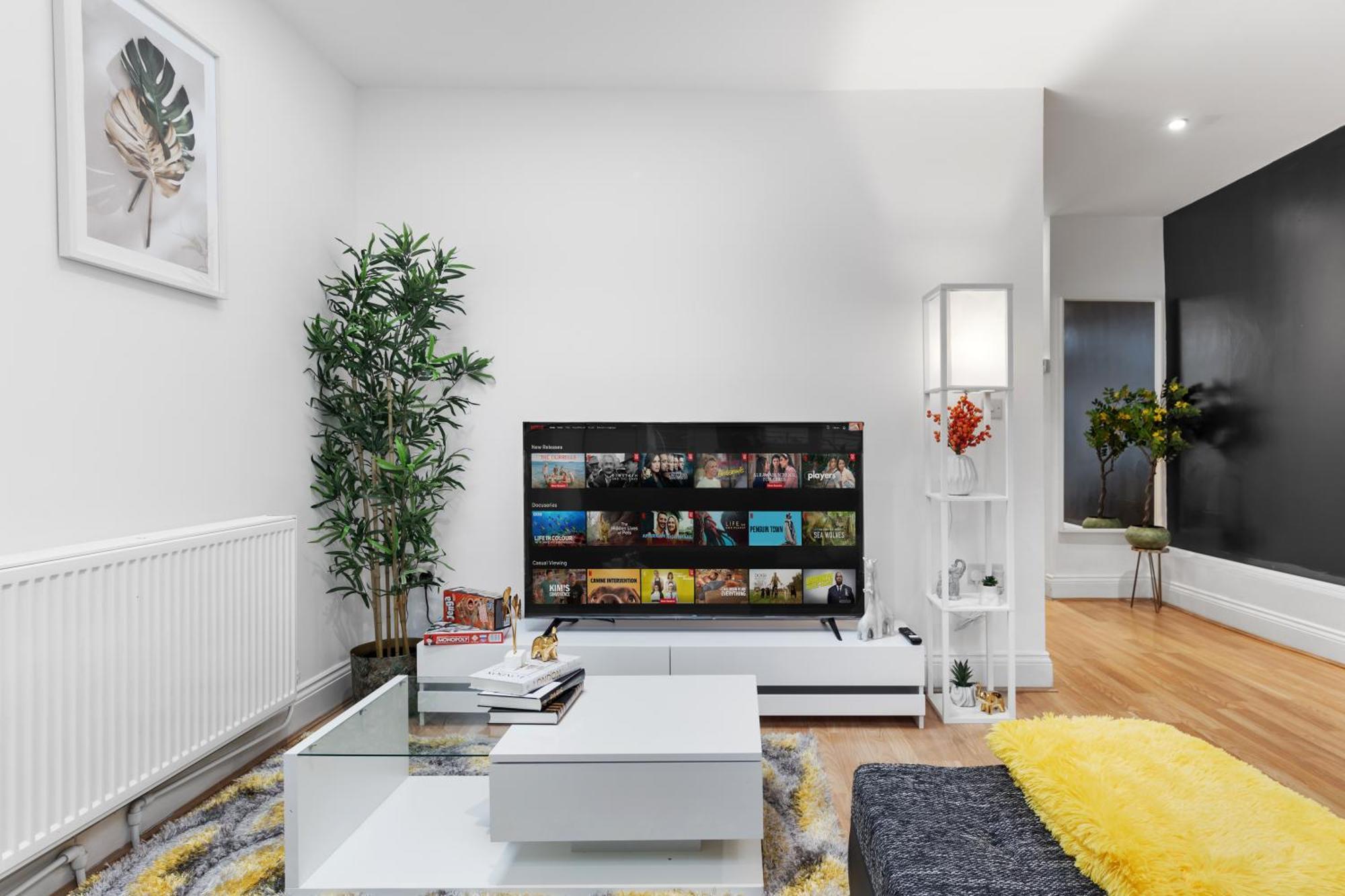 Large & Stunning 2 Bed Flat In Zone 2- 15 Minutes From With Garden & Parking! 20 Percent Off Long Stays! 5 Separate Beds & Sleeps 6! Instant Book! Self-check-in! London