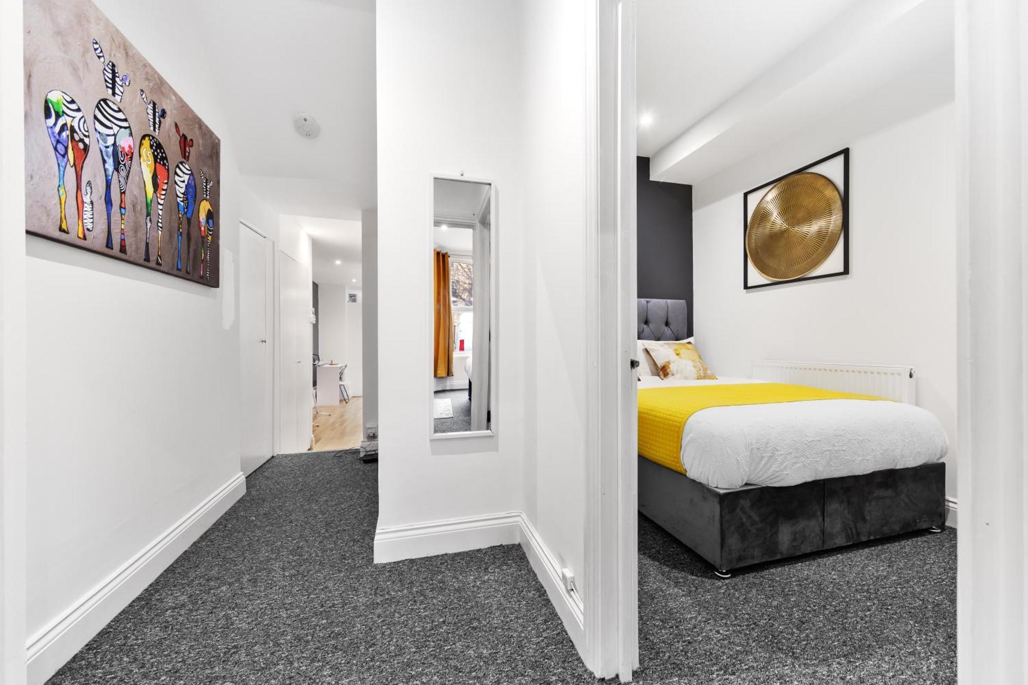 Large & Stunning 2 Bed Flat In Zone 2- 15 Minutes From With Garden & Parking! 20 Percent Off Long Stays! 5 Separate Beds & Sleeps 6! Instant Book! Self-check-in! London