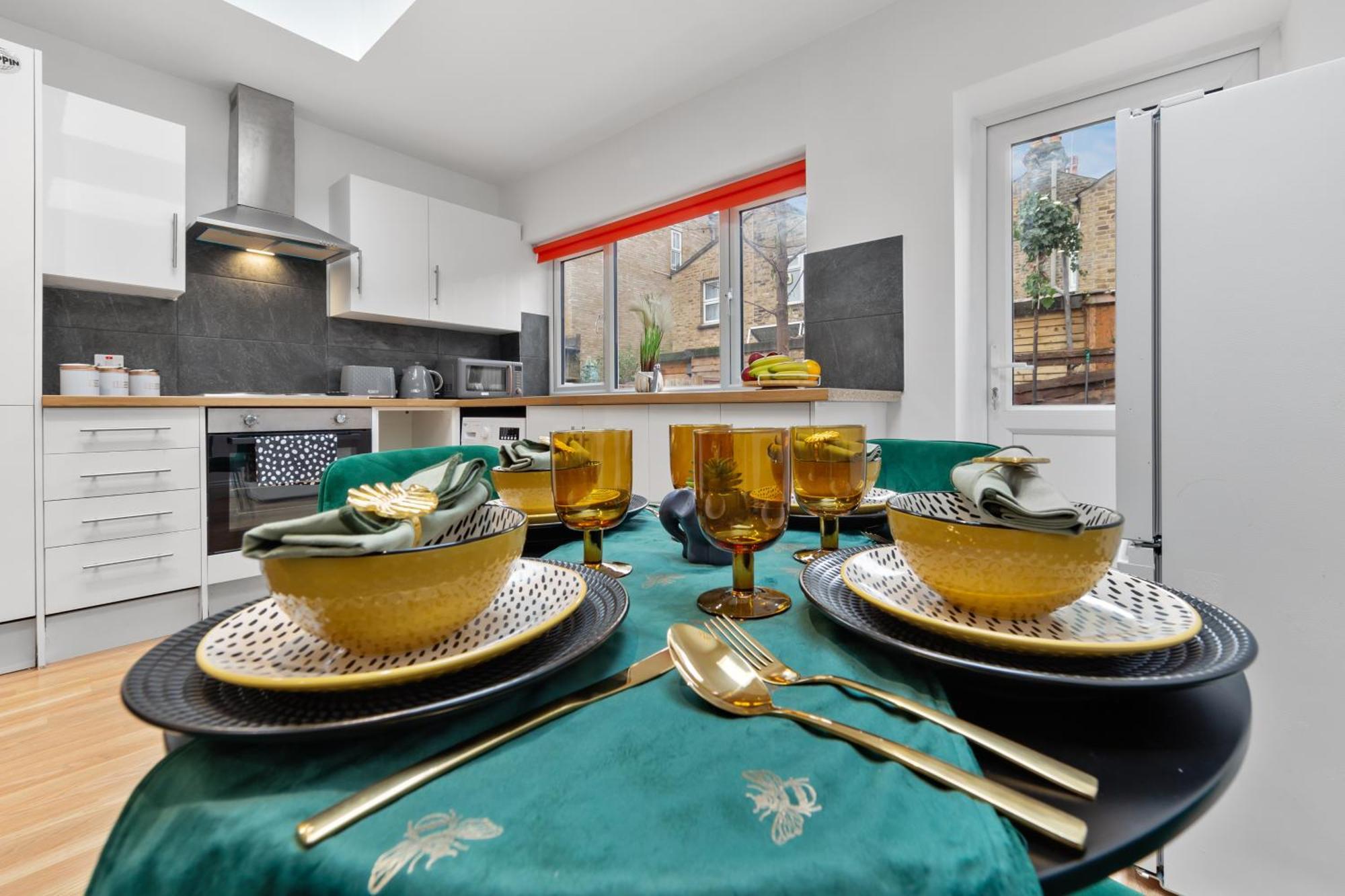 Chic & Spacious 2 Bedroom Haven In Zone 2-15 Mins To Central London- Garden & Parking Available! 5 Beds-Sleeps 6 People- Instant Book & Self Check-In! Save 20 Percent On Stays Of 7 Nights Or More ! * London