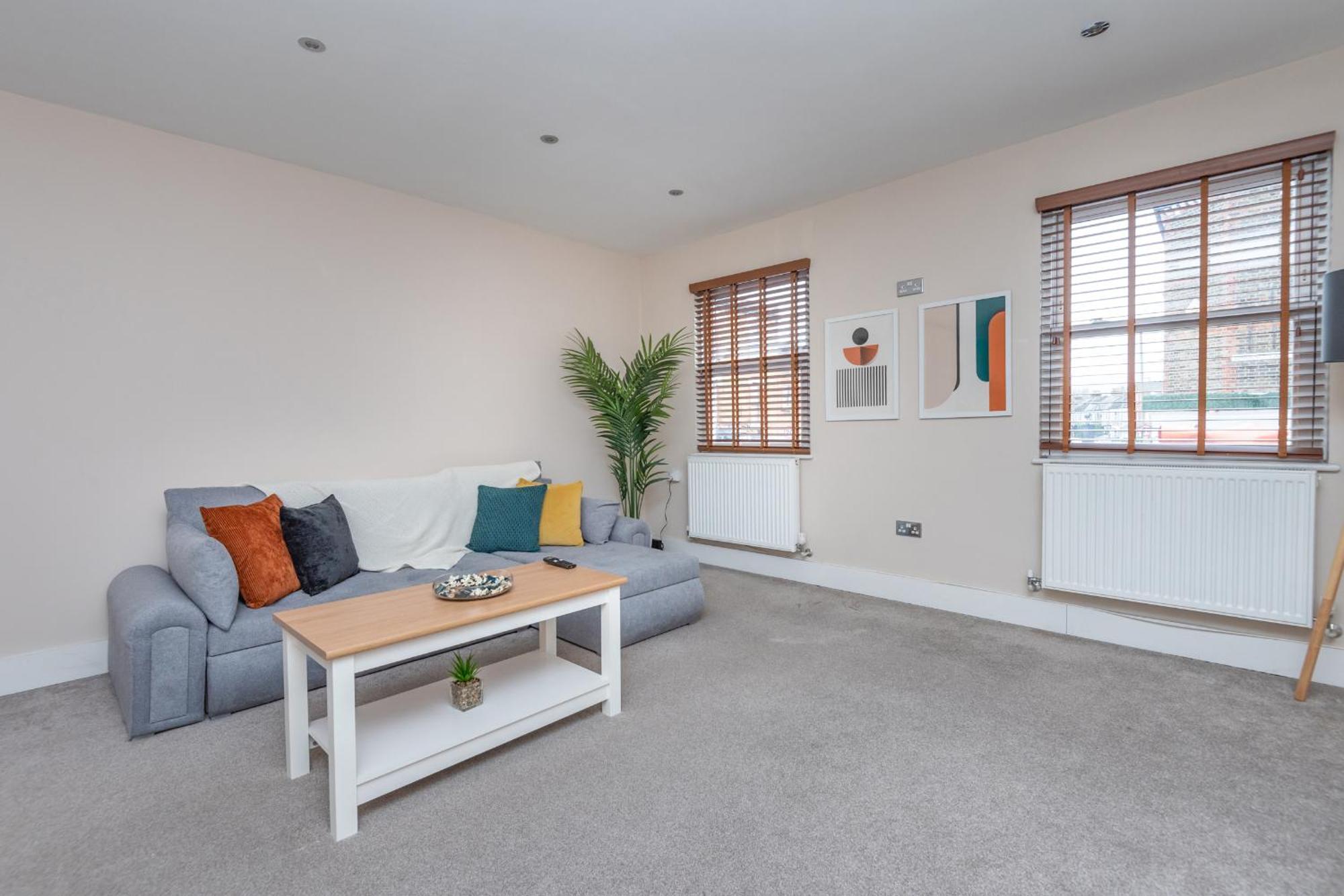 Modern Flat With Balcony Next To Station By Cto Serviced * London