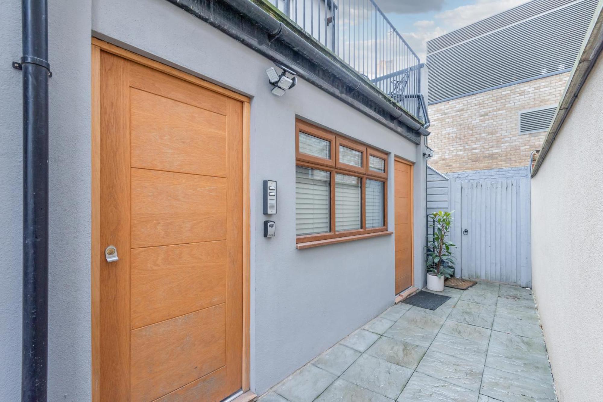 Modern Flat With Balcony Next To Station By Cto Serviced Apartment