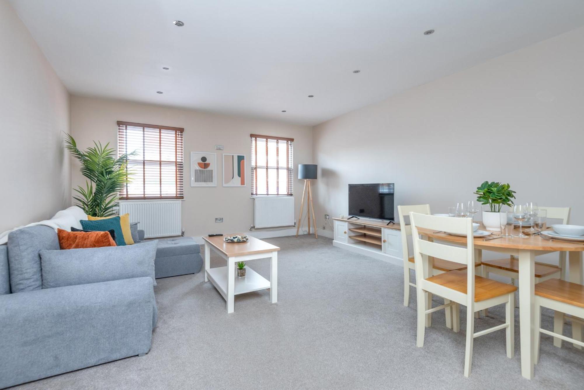 Modern Flat With Balcony Next To Station By Cto Serviced London