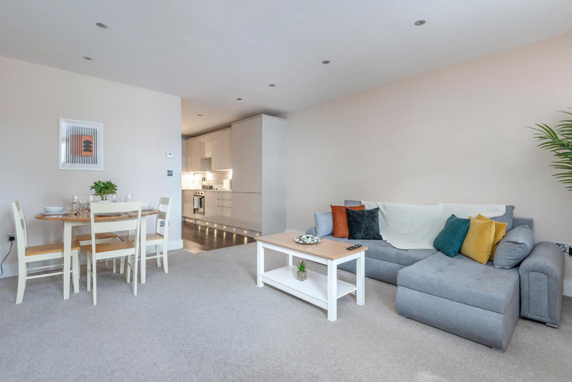 Modern Flat With Balcony Next To Station By Cto Serviced Apartment