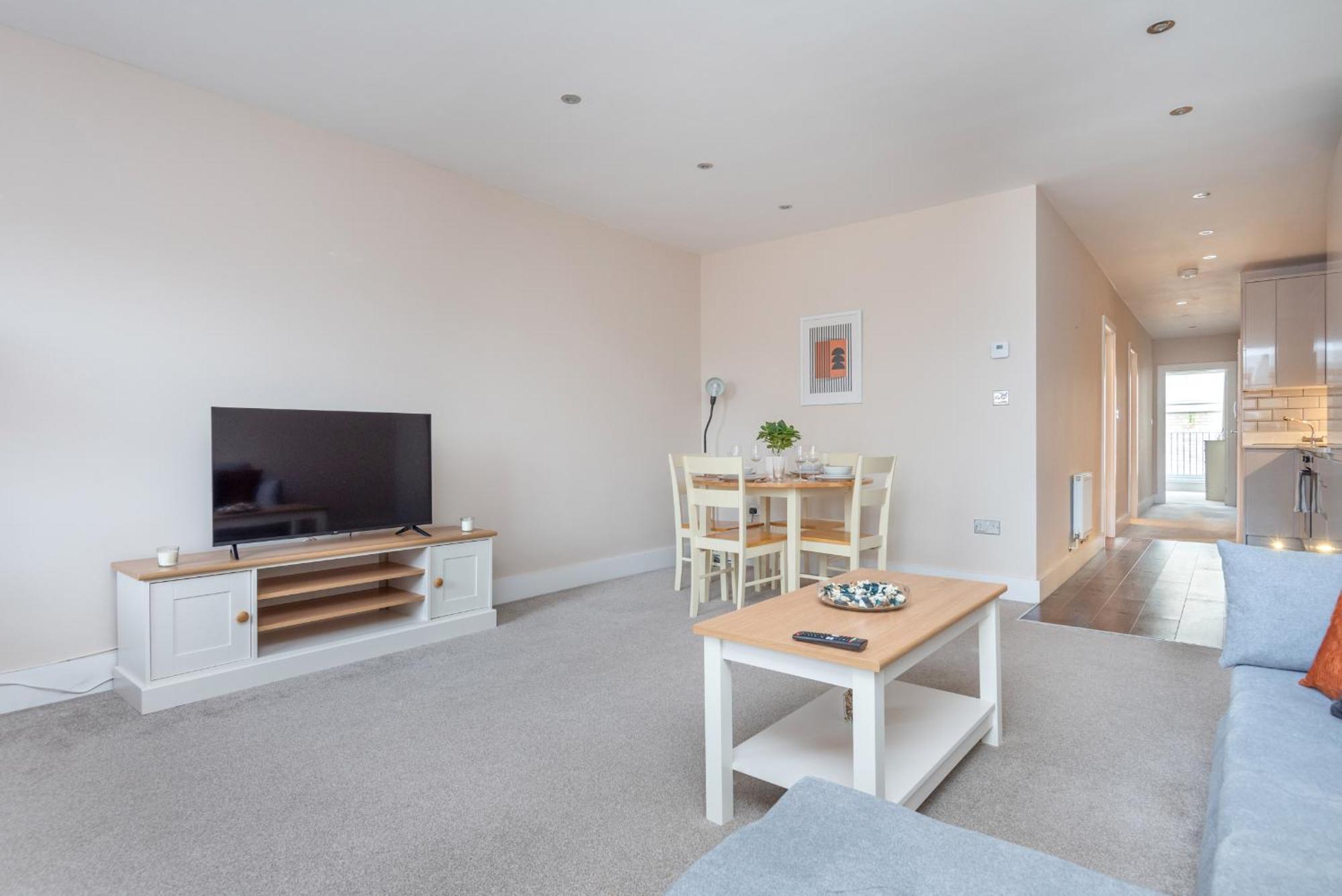 Modern Flat With Balcony Next To Station By Cto Serviced Apartment *