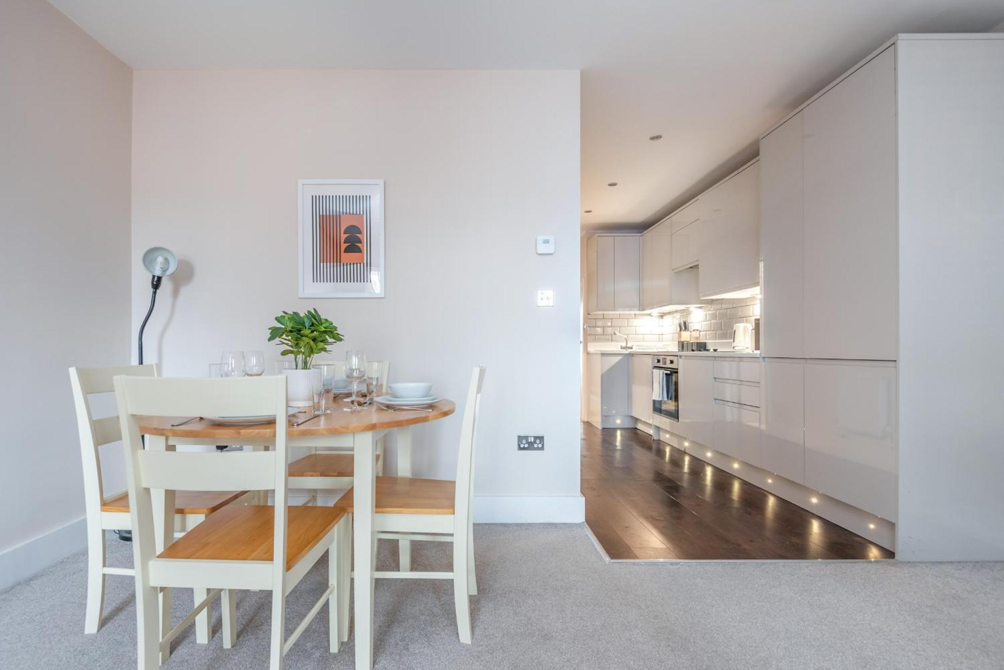 Apartment Modern Flat With Balcony Next To Station By Cto Serviced London