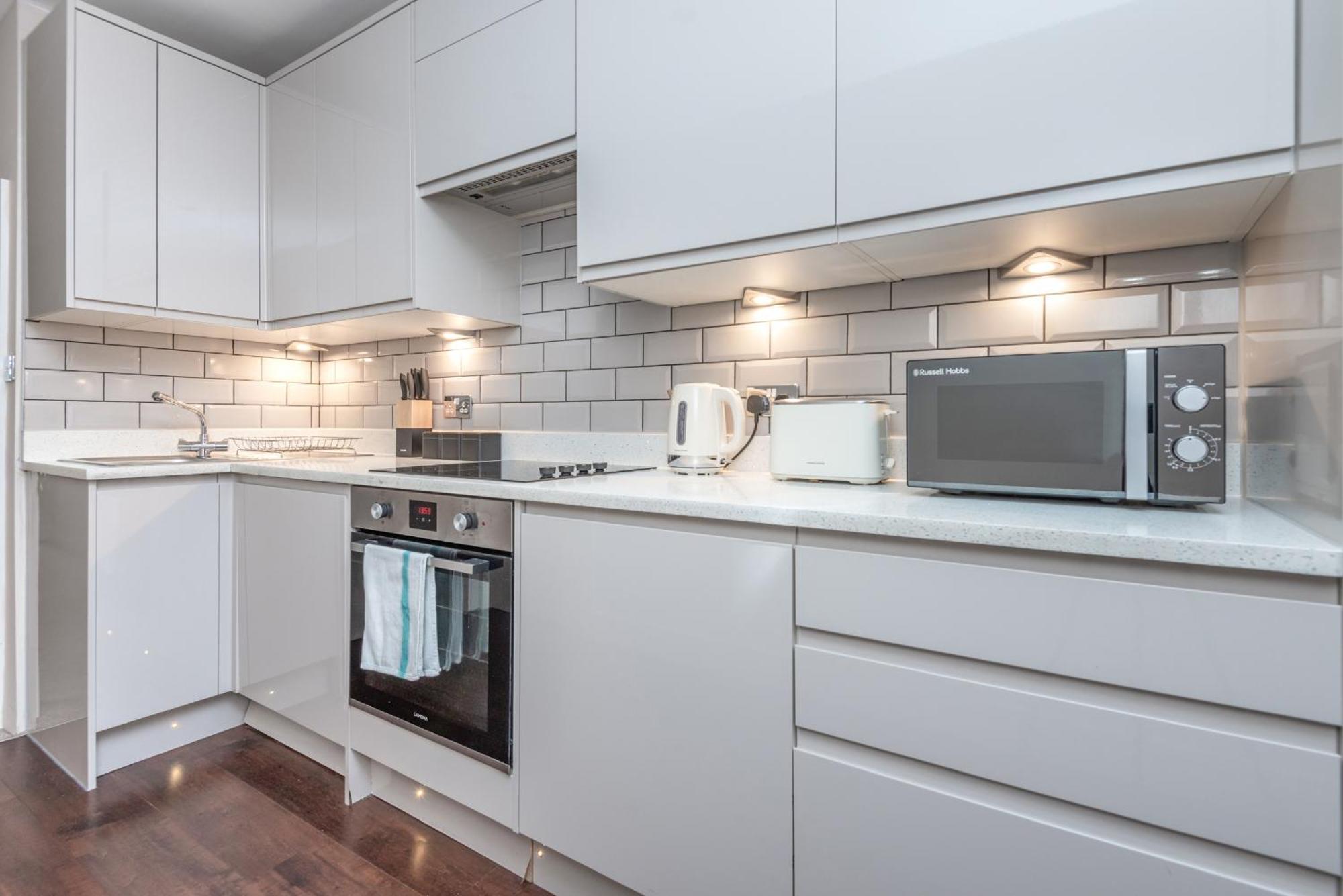 Modern Flat With Balcony Next To Station By Cto Serviced *