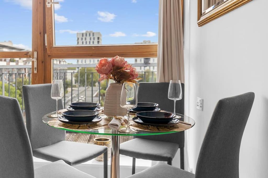 Modern Flat With Views * London