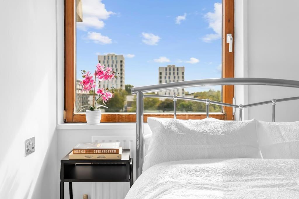 Modern Flat With Views Apartment