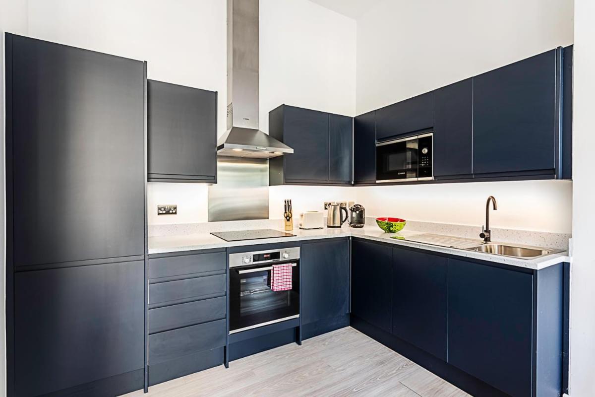 Elegant 3 Bed In Earl's Court Apartment