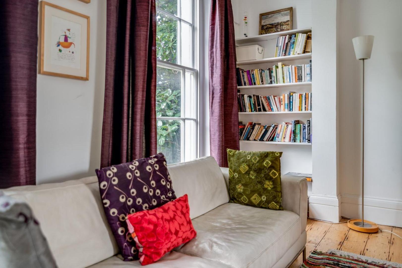 Bright Two Bedroom Near Vibrant Camden Town Ferienhaus London