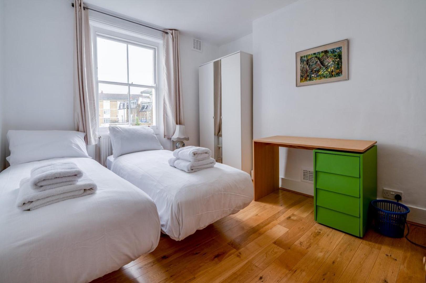 Bright Two Bedroom Near Vibrant Camden Town * London