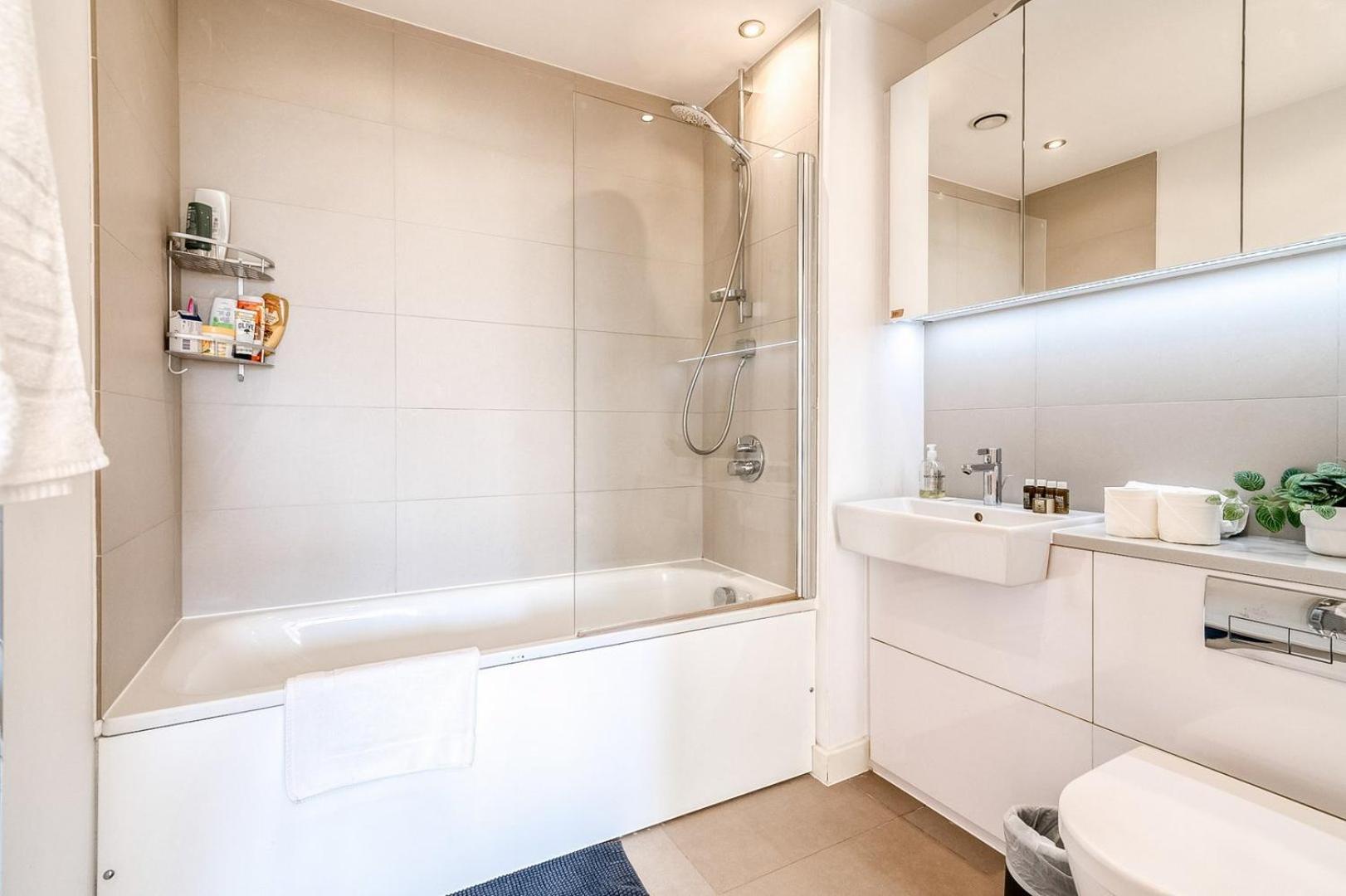 Modern Bermondsey Apartment *