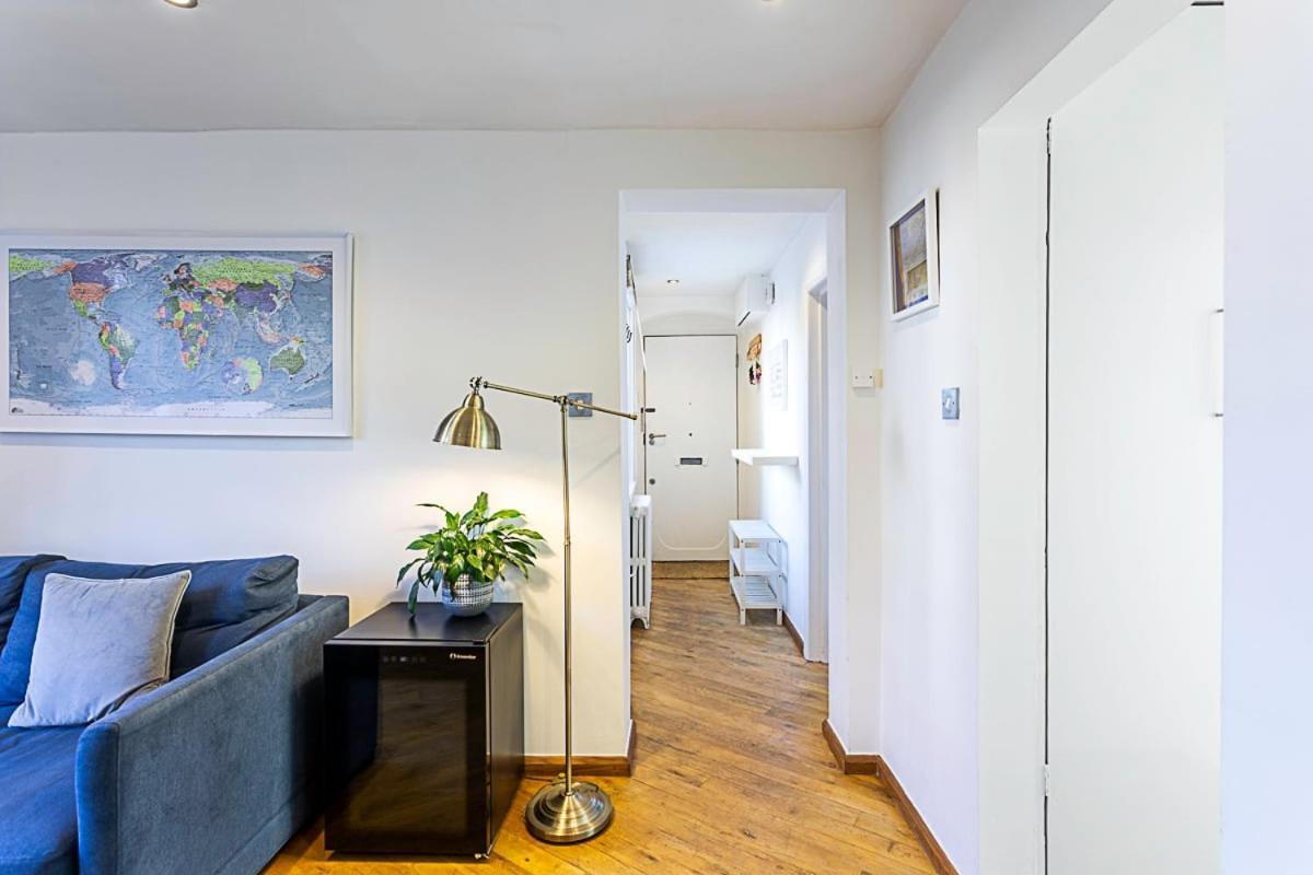 Gorgeous Angel Flat London