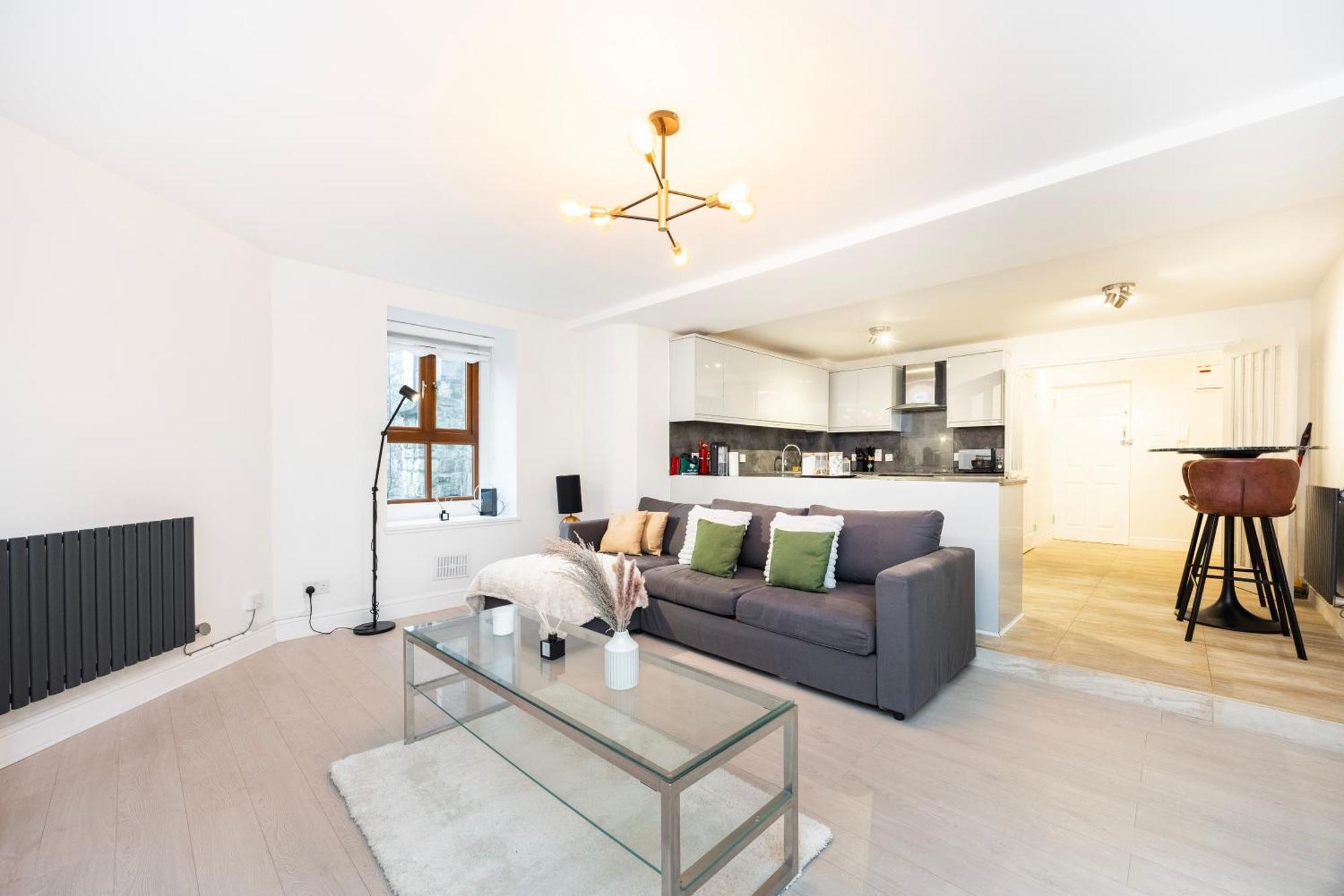 Stylish 1 Bedroom Retreat In North *