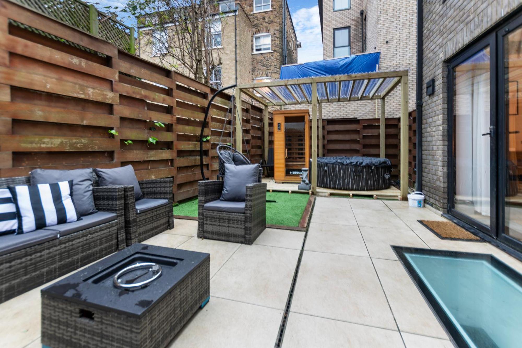 Apartment 4bedroom, 3bath Retreat With Extra Toilet & Private Garden Oasis London