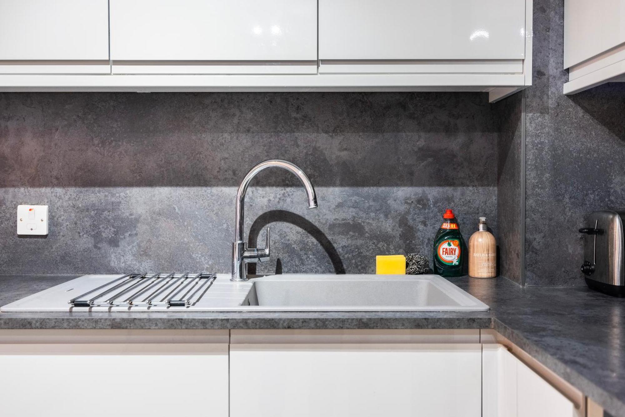 Stylish 1 Bedroom Retreat In North *