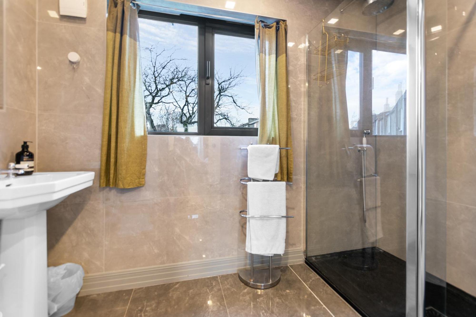 4bedroom, 3bath Retreat With Extra Toilet & Private Garden Oasis Apartment
