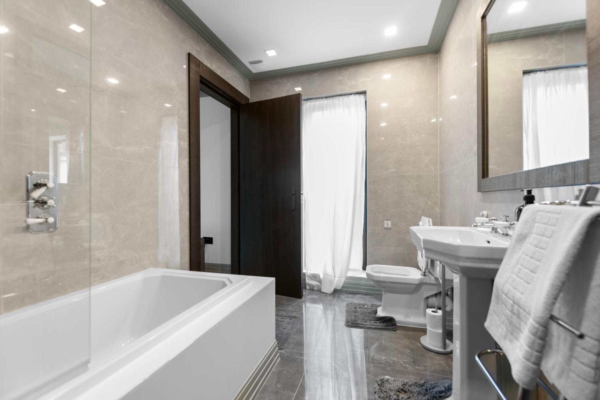 Apartment 4bedroom, 3bath Retreat With Extra Toilet & Private Garden Oasis