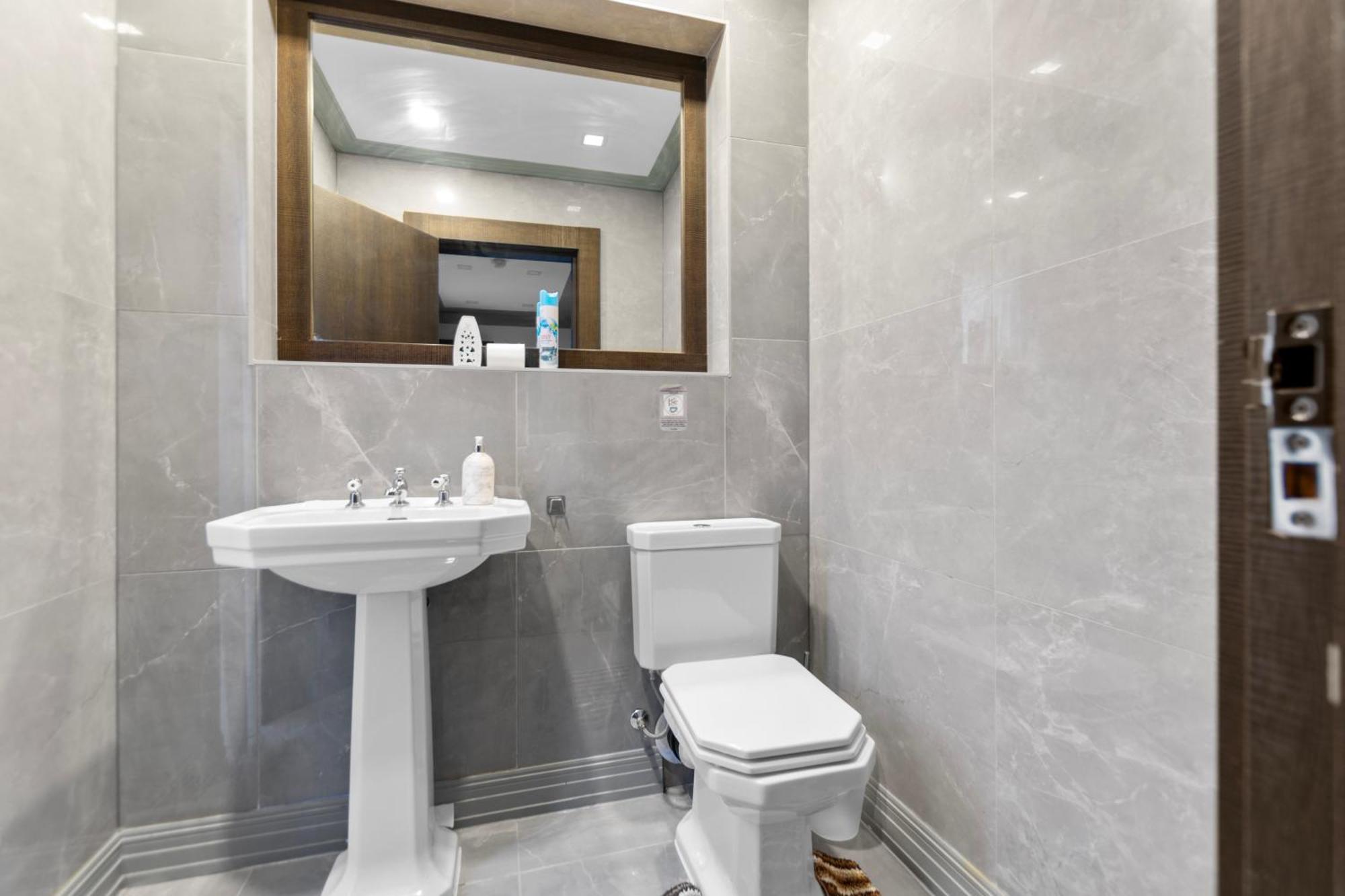 4bedroom, 3bath Retreat With Extra Toilet & Private Garden Oasis Apartment *